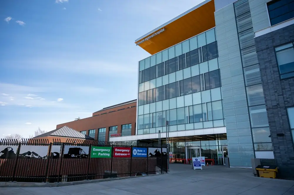 Fachada contemporânea de centro médico com vidro e metal
