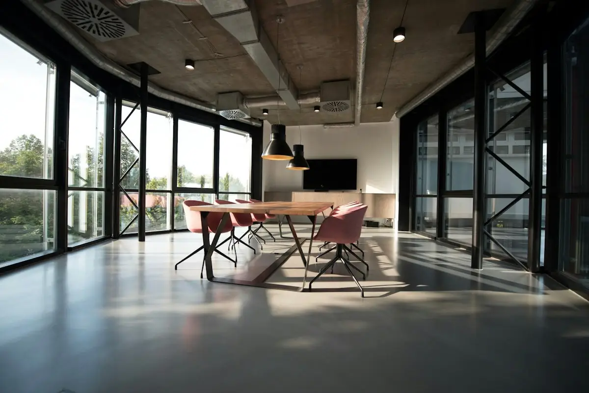 Sala de reuniões contemporânea com paredes de vidro e luz natural